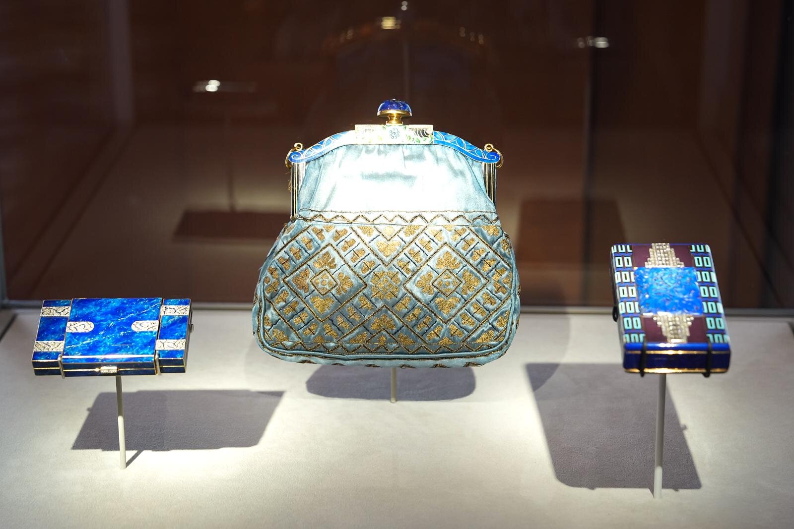 左：《ヴァニティケース》 1926年 中央：《イヴニングバッグ》 1926年 右：《ヴァニティケース》 1928年 すべてヴァン クリーフ＆アーペル コレクション