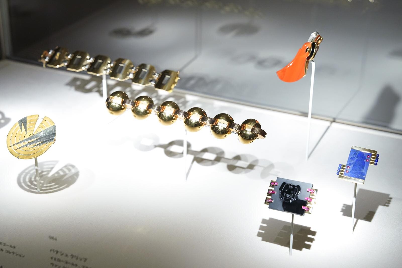 展示風景より、 《ディスク ブローチ》 1932年 《パナシュ クリップ》 1931年 《ブローチ》 1930年 《ブローチ》 1930年 すべてヴァン クリーフ＆アーペル コレクション