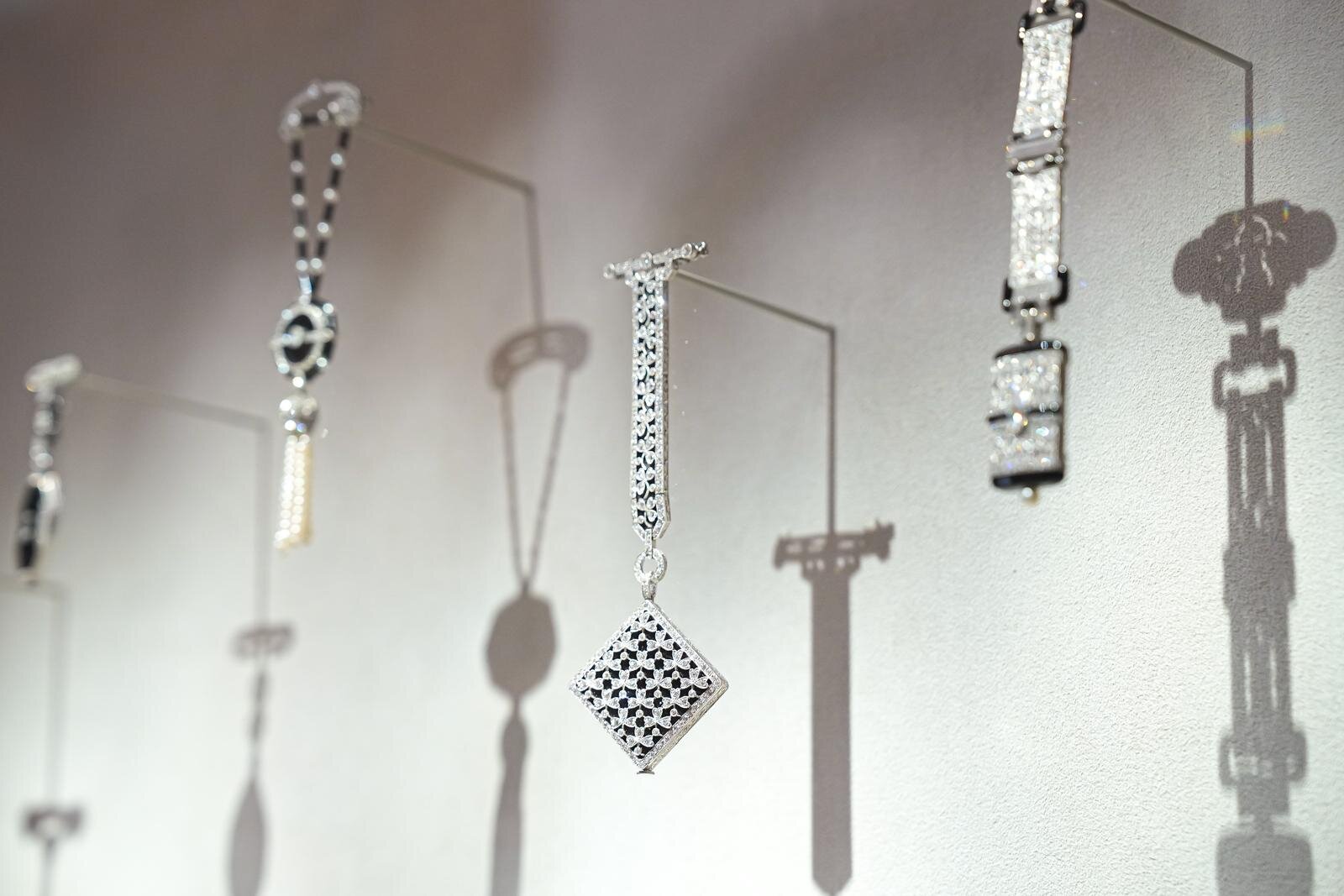 展示風景より、《ラペル ウォッチ》 1921年 ヴァン クリーフ＆アーペル コレクション