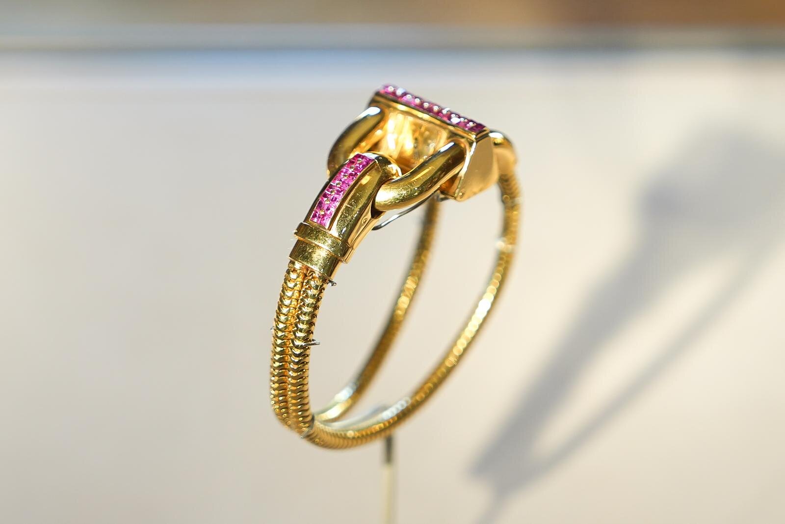 展示風景より、《カデナ リストウォッチ》 1943年 ヴァン クリーフ＆アーペル コレクション