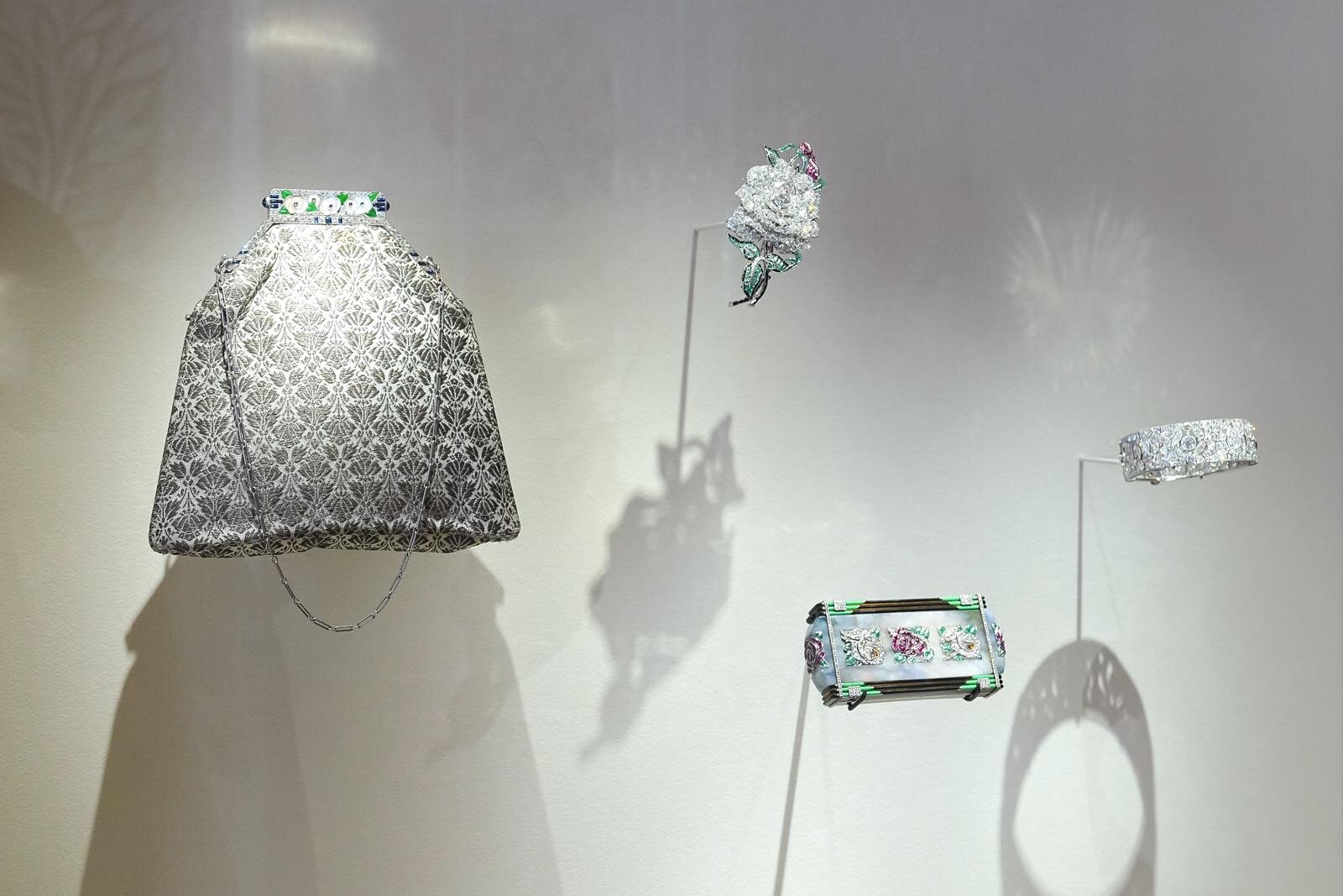 展示風景より、 左：《イヴニングバッグ》 1927年 中央上：《ローズ ブローチ》 1925年 中央下：《ローズ ヴァニティケース》 1926年 右：《ブレスレット》 1925年
すべてヴァン クリーフ＆アーペル コレクション