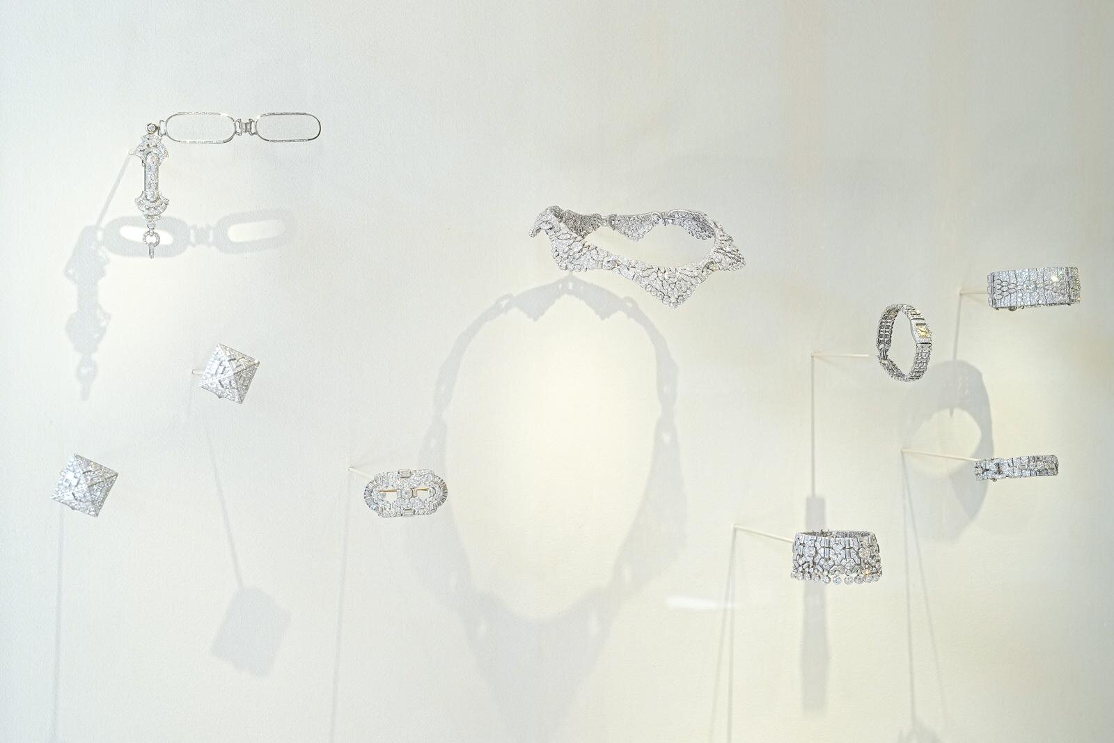 展示風景より、 上段左から：《ローネット》 1927年、《コルレット》 1928年、《リストウォッチ》 1926年、《ブレスレット》 1925年
下段左から：《ピラミッド クリップ》 1932年頃、《クリップ》 1932年 ヴァン クリーフ＆アーペル コレクション、《ブレスレット》 1928年、《ブレスレット》 1927年
すべてヴァン クリーフ＆アーペル コレクション