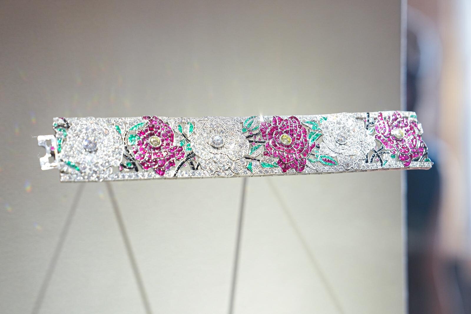 展覧会「永遠なる瞬間 ヴァン クリーフ＆アーペル」東京都庭園美術館で、ジュエリーなど約310点を公開