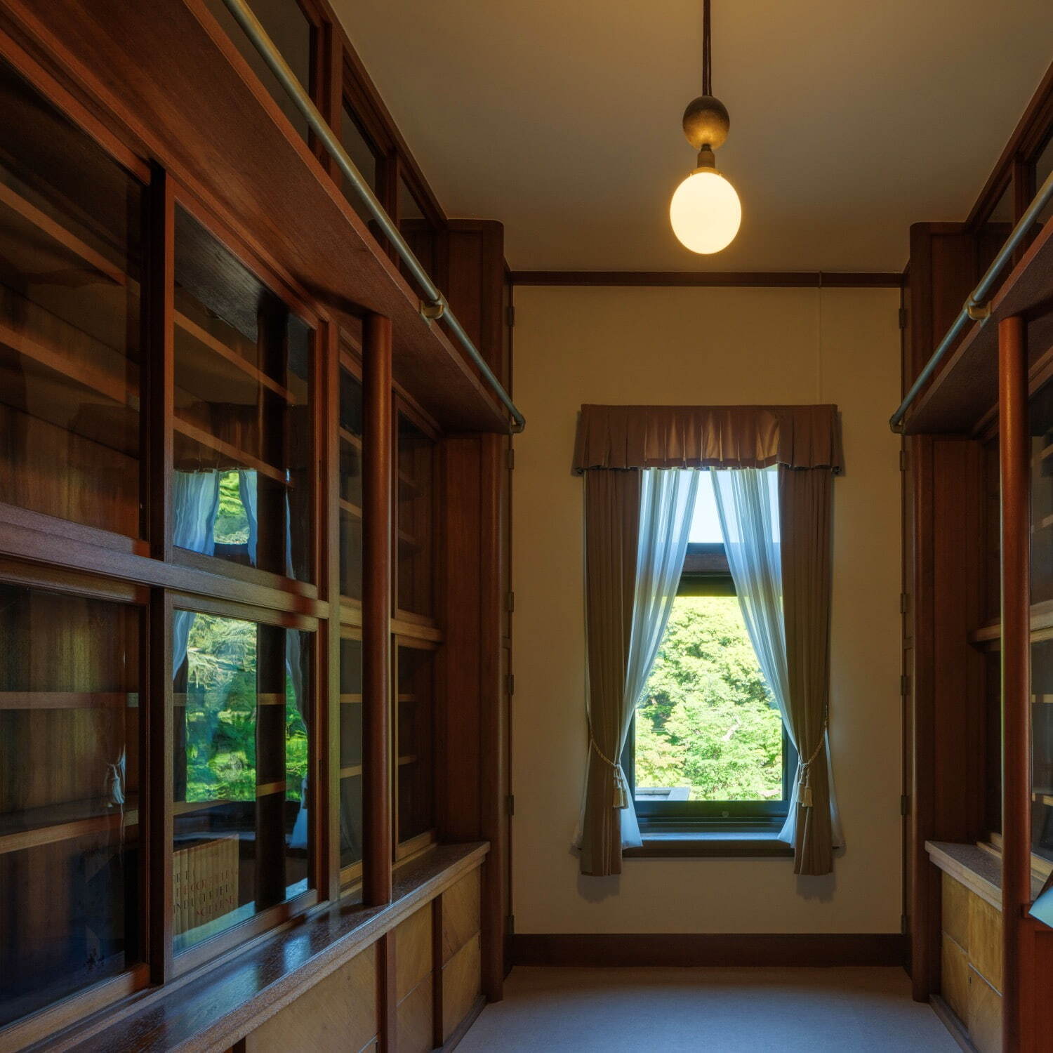 ［参考図版］ 東京都庭園美術館 本館 書庫
画像提供：東京都庭園美術館