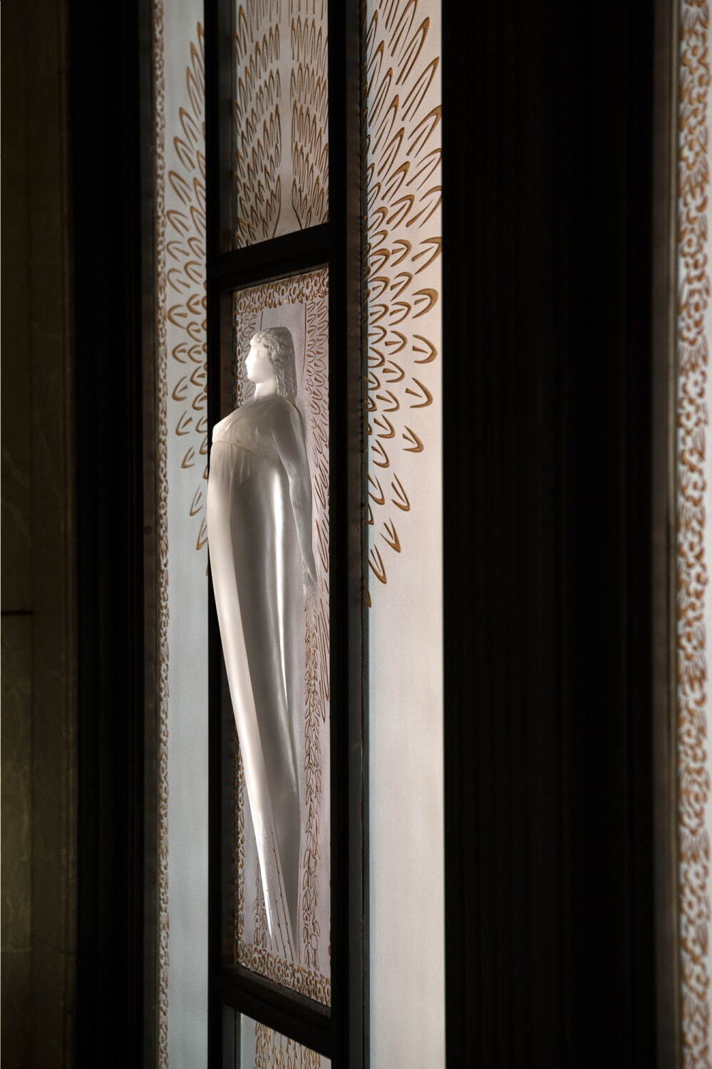 ［参考図版］ 東京都庭園美術館 本館 正面玄関 ルネ・ラリック ガラスレリーフ扉
画像提供：東京都庭園美術館