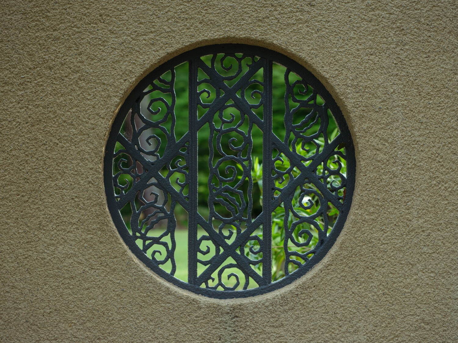 ［参考図版］ 東京都庭園美術館 庭園 内庭堺塀 飾り枠
画像提供：東京都庭園美術館