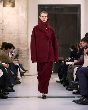 マメ クロゴウチ(Mame Kurogouchi) 2025-26年秋冬ウィメンズコレクション  - 写真1