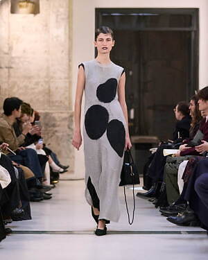 マメ クロゴウチ(Mame Kurogouchi) 2025-26年秋冬ウィメンズコレクション  - 写真22