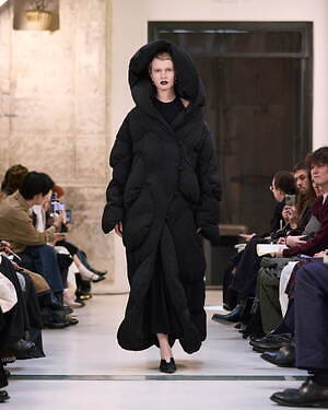 マメ クロゴウチ(Mame Kurogouchi) 2025-26年秋冬ウィメンズコレクション  - 写真37