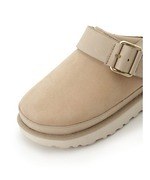 UGG / スナイデルの厚底サンダル、“淡いベージュ”のスエードアッパー×レザーヒールストラップ｜写真5
