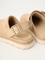 UGG / スナイデルの厚底サンダル、“淡いベージュ”のスエードアッパー×レザーヒールストラップ｜写真4
