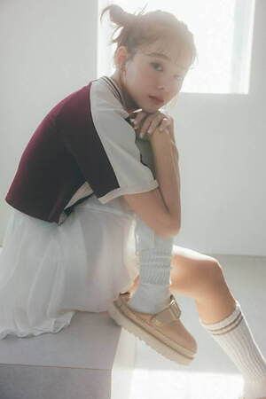 UGG / スナイデルの厚底サンダル、“淡いベージュ”のスエード
