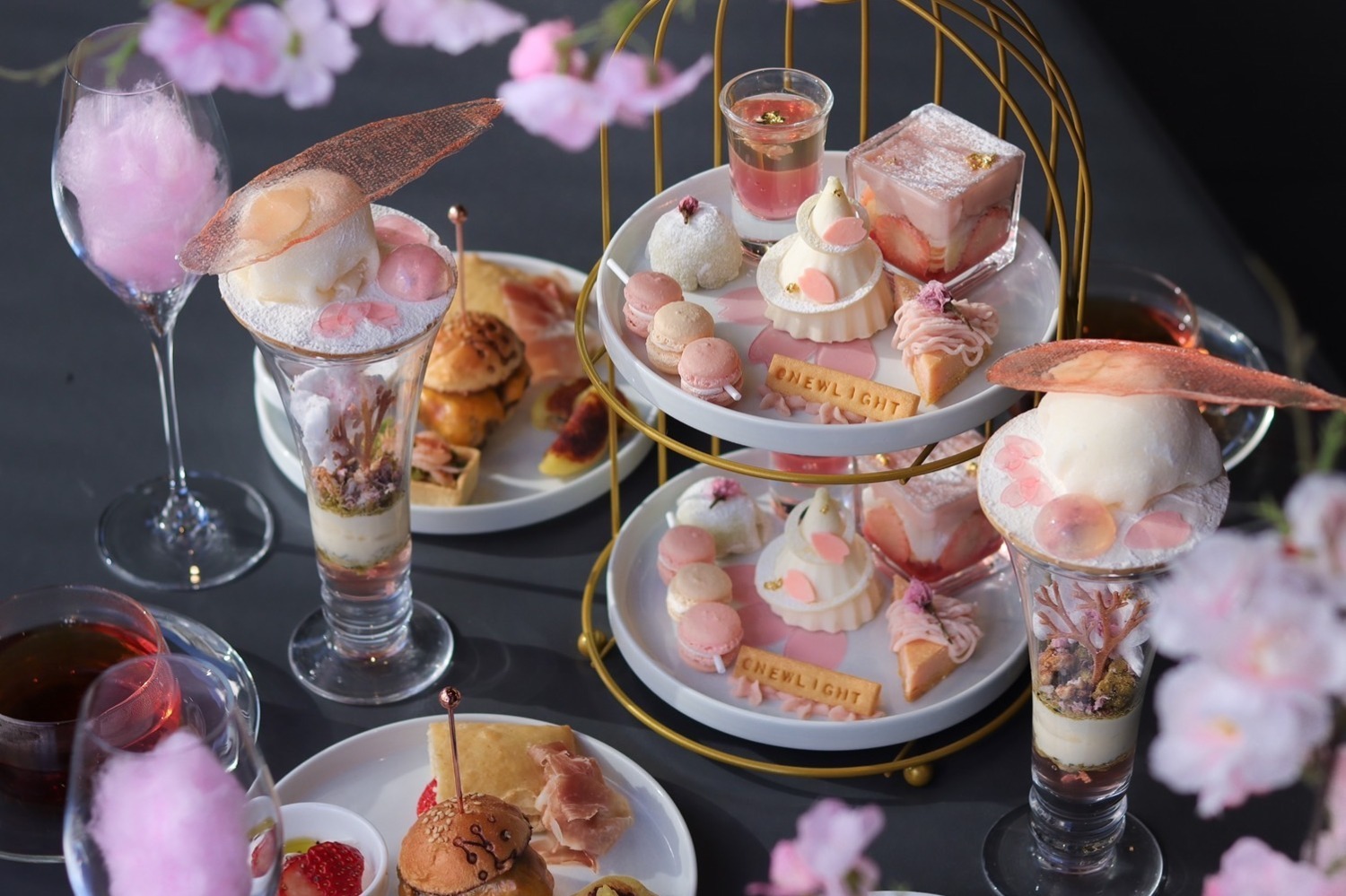 桜アフタヌーンティー｜“桜の香り×ピンクカラー”の春アフタヌーンティーが渋谷・宮下パークで、花見団子風のマカロンなど