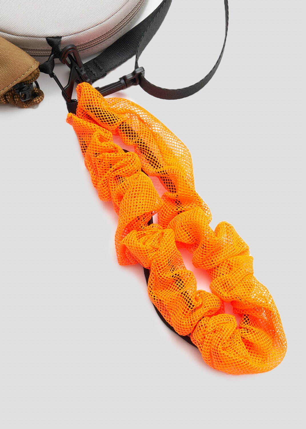 アウトドアプロダクツ×グラニフ、“威嚇中”レッサーパンダや黒猫を刺繍した2WAYミニバッグ｜写真45