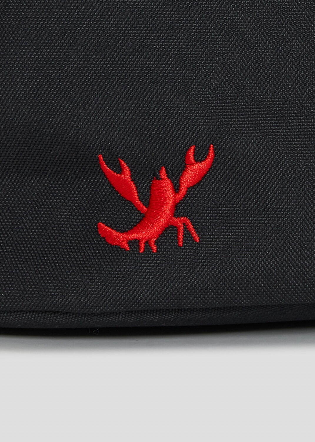 アウトドアプロダクツ×グラニフ、“威嚇中”レッサーパンダや黒猫を刺繍した2WAYミニバッグ｜写真19
