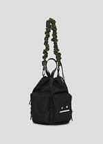 アウトドアプロダクツ×グラニフ、“威嚇中”レッサーパンダや黒猫を刺繍した2WAYミニバッグ｜写真1