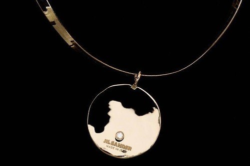 ジル サンダー初のファインジュエリー、波打つホワイトゴールド×ダイヤモンドのリングやコインペンダント