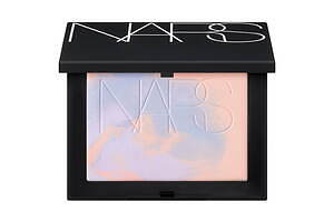 NARS25年夏コスメ“ラベンダーパステル”色のリフ粉、透明感ツヤ肌演出のフェイスパウダー｜写真2