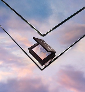 NARS25年夏コスメ“ラベンダーパステル”色のリフ粉、透明感ツヤ肌演出のフェイスパウダー｜写真1