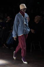 アンダーカバー 2025-26年秋冬コレクション - ぬいぐるみと無造作なスタイル｜写真5