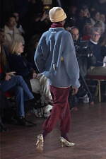 アンダーカバー 2025-26年秋冬コレクション - ぬいぐるみと無造作なスタイル｜写真6