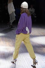 アンダーカバー 2025-26年秋冬コレクション - ぬいぐるみと無造作なスタイル｜写真10