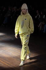 アンダーカバー 2025-26年秋冬コレクション - ぬいぐるみと無造作なスタイル｜写真11