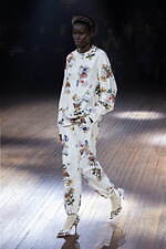 アンダーカバー 2025-26年秋冬コレクション - ぬいぐるみと無造作なスタイル｜写真15