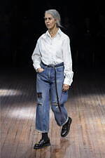 アンダーカバー 2025-26年秋冬コレクション - ぬいぐるみと無造作なスタイル｜写真23