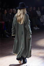 アンダーカバー 2025-26年秋冬コレクション - ぬいぐるみと無造作なスタイル｜写真32