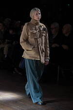 アンダーカバー 2025-26年秋冬コレクション - ぬいぐるみと無造作なスタイル｜写真35