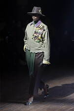 アンダーカバー 2025-26年秋冬コレクション - ぬいぐるみと無造作なスタイル｜写真39