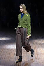 アンダーカバー 2025-26年秋冬コレクション - ぬいぐるみと無造作なスタイル｜写真41