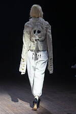 アンダーカバー 2025-26年秋冬コレクション - ぬいぐるみと無造作なスタイル｜写真48