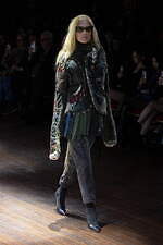 アンダーカバー 2025-26年秋冬コレクション - ぬいぐるみと無造作なスタイル｜写真49