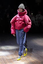 アンダーカバー 2025-26年秋冬コレクション - ぬいぐるみと無造作なスタイル｜写真55