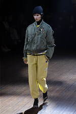 アンダーカバー 2025-26年秋冬コレクション - ぬいぐるみと無造作なスタイル｜写真59