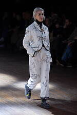 アンダーカバー 2025-26年秋冬コレクション - ぬいぐるみと無造作なスタイル｜写真75