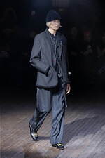 アンダーカバー 2025-26年秋冬コレクション - ぬいぐるみと無造作なスタイル｜写真85