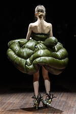 アンダーカバー 2025-26年秋冬コレクション - ぬいぐるみと無造作なスタイル｜写真94