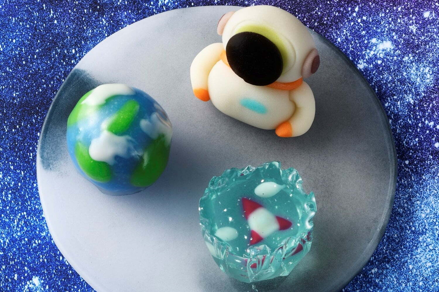 地球モチーフ｜宇宙モチーフ和菓子が日本橋三越本店「全国銘菓展」に、ロケット浮かぶ羊羹＆エイリアン型練り菓子