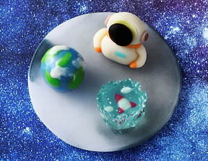 宇宙モチーフ和菓子が日本橋三越本店「全国銘菓展」に、ロケット浮かぶ羊羹＆エイリアン型練り菓子｜写真1