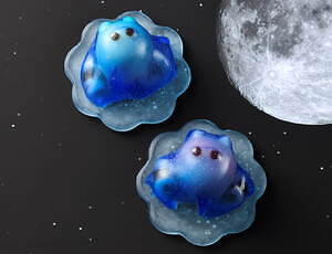 宇宙モチーフ和菓子が日本橋三越本店「全国銘菓展」に、ロケット浮かぶ羊羹＆エイリアン型練り菓子｜写真2