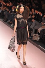 冨永愛など豪華モデルの競演！ケイタマルヤマ(KEITA MARUYAMA)の2011年春夏コレクション｜写真5