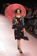 冨永愛など豪華モデルの競演！ケイタマルヤマ(KEITA MARUYAMA)の2011年春夏コレクション｜写真9