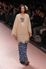 冨永愛など豪華モデルの競演！ケイタマルヤマ(KEITA MARUYAMA)の2011年春夏コレクション｜写真19