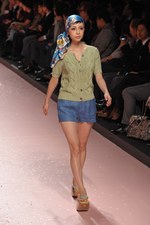 冨永愛など豪華モデルの競演！ケイタマルヤマ(KEITA MARUYAMA)の2011年春夏コレクション｜写真22