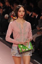 冨永愛など豪華モデルの競演！ケイタマルヤマ(KEITA MARUYAMA)の2011年春夏コレクション｜写真33