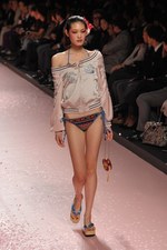 冨永愛など豪華モデルの競演！ケイタマルヤマ(KEITA MARUYAMA)の2011年春夏コレクション｜写真34