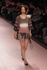 冨永愛など豪華モデルの競演！ケイタマルヤマ(KEITA MARUYAMA)の2011年春夏コレクション｜写真37